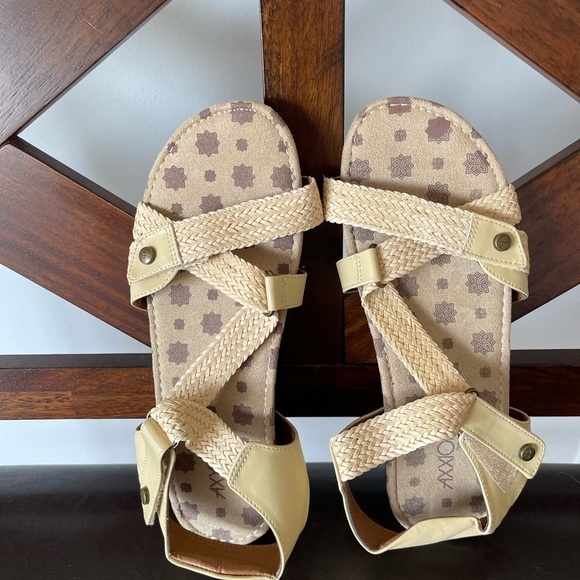 Axxiom adjustable sandals in a size 9 - Picture 5 of 17